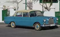 Ein Mercedes W110 200D Pkw aus dem Jahr 1968 in Costa Teguise/Lanzarote am 14.12.2012     gesehen.