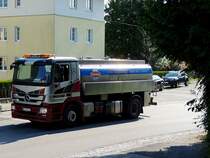 MB mit Schrdinger-Milchtankwagenaufbau am Weg zum Milchtrockungswerk; 120617