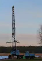 Im Hafen von Usedom (Stadt) wird ein KRAZ zum Boots-Hebekran degradiert. - 28.12.2012