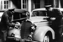 Mercedes 170 - erster Streifenwagen der Kreispolizeibehrde
Tecklenburg nach dem 2. Weltkrieg.
Aufnahme am DO Tecklenburg ca. 1948.
Slg. Gerd Hahn