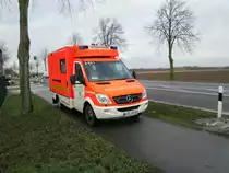 Rettung Kreis Viersen 06 RTW 01

	
Rettungswagen (RTW) des Kreises Viersen, auf Basis eines Mercedes Benz 518 CDi Sprinter und dem medizinischen Kofferauf- und Ausbau durch die Firma Fahrtec.

Stationiert ist das Fahrzeug auf der Rettungswache in Schwalmtal und wurde dort 2007 in Dienst gestellt.Der RTW stand eben falls in Niederk�rchten-Heyen zwecks Foto Termin am 10.12.12