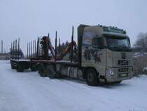 Am 08.Dezember 2012 stand Dieser polnische VOLVO Holztransporter am Bahnhof in Bergen/Rgen.