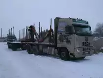 Am 08.Dezember 2012 stand Dieser polnische VOLVO Holztransporter am Bahnhof in Bergen/R�gen.