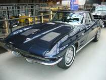 Chevrolet Corvette C2 Sting Ray Convertible des Jahrganges 1963 mit Hardtopdach. Es ist ein V8-motor mit 350 cui (5.736 cm�) mit 300 PS verbaut. Classic Remise D�sseldorf am 05.01.2013.