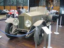 Rolls Royce Phantom I von 1928. Hier handelt es sich wohl um einen Scheunenfund. Der 6-Zylinderreihenmotor hat 7.668 cm� Inhalt. Im englischen Stammwerk wurden 2.269 Phantom I bzw. entsprechende Fahrgestelle ausgeliefert. Aus dem US-Zweigwerk in Springfield kamen noch einmal 1.243 Einheiten dazu. Mir ist leider nicht bekannt, von welchem Karosseriebauer der Aufbau stammt. Classic Remise D�sseldorf am 05.01.2013.
