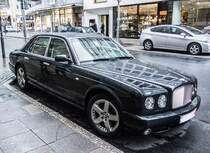 Bentley Arnage, leider nicht den lter Jahrgang wo die Scheinwerfer noch zusammen waren, gesehen am 02.11.2012.
