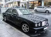 Bentley Arnage, leider nicht den �lter Jahrgang wo die Scheinwerfer noch zusammen waren, gesehen am 02.11.2012.