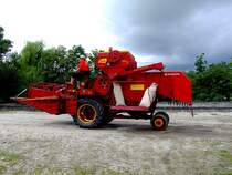 BAUTZ T600S (2360cm; 40PS; Gewicht: 3145kg; Korntank: 1200ltr.) ist trotz herannahender Unwetterfront am Weg zu einer Oldtimerveranstaltung; 120729