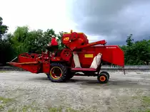 BAUTZ T600S (2360cm�; 40PS; Gewicht: 3145kg; Korntank: 1200ltr.) ist trotz herannahender Unwetterfront am Weg zu einer Oldtimerveranstaltung; 120729