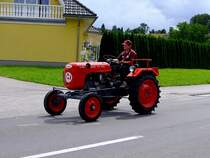 LINDNER-BAUERNFREUND 14PS-Diesel (1000cm; Bj.1959) wirft seinen Schatten auf die asphaltierte Strae; 120729
