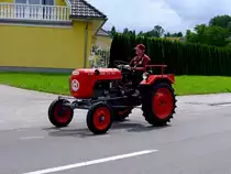 LINDNER-BAUERNFREUND 14PS-Diesel (1000cm�; Bj.1959) wirft seinen Schatten auf die asphaltierte Stra�e; 120729
