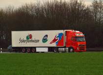 Ein Volvo FH 990 mit einem Khlauflieger der Firma Scherphuizen Obst und Gemsehandel auf der A46 bei Grevenbroich in Richtung Heinsberg unterwegs. Freitag 11.1.2013
