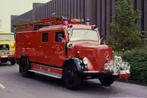 Bei der Ausfahrt anl��lich des Oldtimer Treffen in Castrop Rauxel
am 16.5.1990 fuhr auch dieses Mercedes Feuerwehrfahrzeug mit.