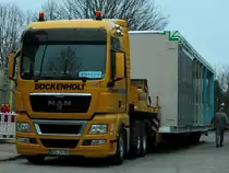 MAN TGX 26.480 mit einem �berbreiten 16m langen Modulbauteil auf dem Auflieger am 10.01.2012 in Aachen.