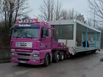 MAN TGA 26.480 mit einem �berbreiten 16m langen Modulbauteil auf dem Auflieger am 10.01.2012 in Aachen.
