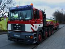 Eine vierachser MAN Sattelzugmaschine der Firma Colonia aus Kln steht am 11.01.2013 mit Kontergewichten fr einen Kran auf dem Auflieger am neuen Campus in Aachen.