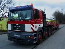 Eine vierachser MAN Sattelzugmaschine der Firma Colonia aus K�ln steht am 11.01.2013 mit Kontergewichten f�r einen Kran auf dem Auflieger am neuen Campus in Aachen.