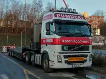 Hurra, der Pumuckl ist da. Ein Volvo 480 mit Teleskopauflieger der Firma Pumuckl aus Bucha bei Jena steht am 11.01.2013 auf einem Parkplatz des neuen Campus in Aachen. Der Fahrer hat ein 16m langes �berbreites Baumodul nach hier gefahren, wurde abgeladen und mu� nun seine Ruhezeit einhalten bevor er weiterfahren kann.