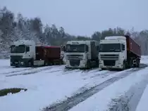 Ein Mercedes-und zwei DAF-Kipper,am 12.Januar 2013,im polnischen Lubiezyn(bei Szczecin).
