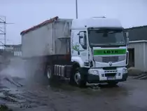 Trotz eisiger K�lte mu�te Dieser Renault Kipper,am 07.Januar 2013,in Bergen/R�gen zur W�sche.