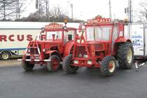 Im Februar 2009 gastierte der Circus Roncalli in Osnabrck. Seine
alten Hanomag Schlepper waren sehr aktiv und brachten die Wagen vom
Hafengleis zum Festplatz. Am 14.2.2009 hatten zwei Schlepper gerade
Betriebspause!