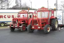 Im Februar 2009 gastierte der Circus Roncalli in Osnabr�ck. Seine
alten Hanomag Schlepper waren sehr aktiv und brachten die Wagen vom
Hafengleis zum Festplatz. Am 14.2.2009 hatten zwei Schlepper gerade
Betriebspause!