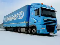 DAF XF105.460 der Sped. Mairinger wird nach seiner Wochenendruhe ein paar Quadratmeter schneefreie Fl�che zur�cklassen; 130113