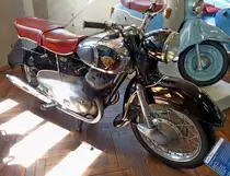 Maico Taifun, Baujahr 1955, 2-Zyl.2-Takt-Motor mit 394ccm und 22,5PS, Vmax.130Km/h, die Maschine aus Pf�ffingen bei T�bingen geh�rte mit Leichtbaurahmen und Vollschwinge zu den modernsten seiner Zeit, Automuseum Schramberg, Mai 2012