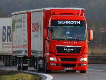 MAN TGX Tandem-Hngerzug der Fa. Schroth verlsst die BAB 6 fr eine kurze Pause auf einem Parkplatz, 02.01.2013