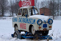 Weder fahrtchtig, noch schn, aber mglicherweise der schmalste und lustig dreinschauendste Trabi, der als Wegweiser dient, hier in Dargen auf der Insel Usedom. - 16.01.2013