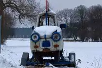 Weder fahrt�chtig, noch sch�n, aber m�glicherweise der schmalste und lustig dreinschauendste Trabi, der als Wegweiser dient, hier in Dargen auf der Insel Usedom. - 16.01.2013