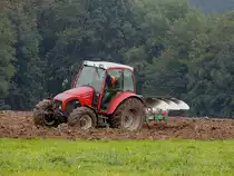 LINDNER GEO-TRAC70 zieht mit dem  3-Schar Wendepflug, Marke Regent, Ackerfurche um Ackerfurche; 120929