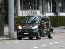 Schwarzer Smart mit Werbung in Zrich Altstetten am 01.01.2013