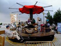 Menschenkraft betriebenes Karussell dreht in Antwerpen ein paar Runden; 110831