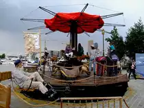 Menschenkraft betriebenes Karussell dreht in Antwerpen ein paar Runden; 110831