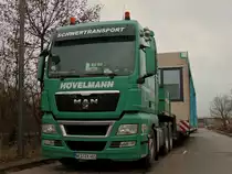 MAN TGX 26.480 mit einem �berbreiten 16m langen Modulbauteil auf dem Auflieger am 10.01.2012 in Aachen.