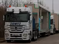 Actros 2660 mit einem �berbreiten 16m langen Modulbauteil auf dem Auflieger am 10.01.2012 in Aachen.