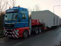 MAN TGX 26.540 mit einem �berbreiten 16m langen Modulbauteil auf dem Auflieger am 10.01.2012 in Aachen.