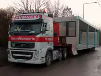 Volvo FH 500 mit einem �berbreiten 16m langen Modulbauteil auf dem Auflieger am 10.01.2012 in Aachen.