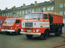Der ehemalige Schlauchwagen IFA W50 der Berufsfeuerwehr Nordhausen bei einer Fahrzeugausstellung 1996 auf dem August-Bebel-Platz in Nordhausen

Aufbau: VEB (K) Rationalisierung ÖVW Dessau

Baujahr: 1980

Beladung:

125 Stück B-Druckschläuche in Buchten

25 B-Druckschläuche (gerollt à 100 m)

Mitteleinschub

2 2B-Verteiler

2 Sammelstücke A-B-B

4 Kupplungsschlüssel

1 Standrohr

1 Unterflurhydrantenschlüssel

1 Oberflurhydrantenschlüssel

4 Übergangsstücke B-C

2 Übergangsstücke A-B

Kasten (zur Fahrerseite)

4 Schlauchbrücken

5 C-Rollschläuche

Kasten (zur Heckklappe)

4 Schlauchbrücken

2 Paar Gummistiefel, kurz

1 C-Mehrzweckstrahlrohr

1 Anschlusstück für Güllefahrzeuge

1 Schlauchwickelmaschine

Laufbahn:

    1980 - 2005 BF Nordhausen
    2005 - 2012 FF Hesserode
(1996 Scan)