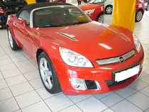 Opel GT Roadster. 2007 - 2009. Dieses Funauto wurde im GM-Werk Wilmington produziert. In den USA wurde der Wagen als Saturn Sky oder mit einer etwas abgewandelten Karosserie als Pontiac Solstice verkauft. Der 1.998 cm� gro�e 4-Zylinderreihenturbomotor leistet 264 PS. Der abgelichtete GT Roadster ist in der Farbe Victoriarot lackiert. Showroom eines Essener Opel H�ndlers am 19.01.2013.