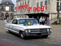 CADILLAC Sedan de Ville, verl�sst mit dem Brautpaar den Markt in Gouda; 
1110902
