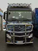 Ein neues optisches Hihglight der Spedition Schumacher aus Würselen ist auf unseren Autobahnen unterwegs! Der Actros 1845 mit Kühlauflieger wurde nach dem Motto  Sternbilder und Sternzeichen  aufwendig lackiert. Zu sehen sind 88 Sterbilder! Das Fahrzeug gibt es auch als Modell von der Firma Herpa zu kaufen.