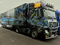 Ein neues optisches Hihglight der Spedition Schumacher aus Würselen ist auf unseren Autobahnen unterwegs! Der Actros 1845 mit Kühlauflieger wurde nach dem Motto  Sternbilder und Sternzeichen  aufwendig lackiert. Zu sehen sind 88 Sternbilder! Das Fahrzeug gibt es auch als Modell von der Firma Herpa zu kaufen. Auf dem hinteren Teil des Aufliegers spiegelt sich der  Kölntruck  der selben Firma.
