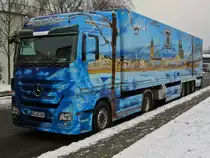 Der KÖLN-TRUCK, ein Actros 1844 der Spedition Schumacher aus Würselen bei Aachen. Das Airbrush Kunstwerk zeigt einen Blick von der  scheel Sick ,(der rechten Rheinseite) über den Rhein auf den Dom und der Hohenzollernbrücke. Auf der Beifahrerseite ist Köln im Sommer zu sehen. Diesen Kühlzug gab es von Herpa auch als Modell im Maßstab 1:87.