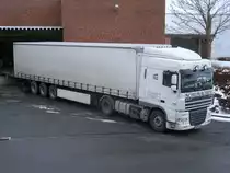 DAF-XF-Sattelzug,am 21.Januar 2013,an einem Supermarkt in Bergen/R�gen.