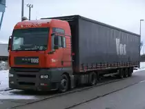 Nocheinmal ein MAN-Sattelzug wieder von der Firma Harry Vos diesmal mit anderen Schriftzug am Sattelzug.Ebenfalls am 20.Januar 2013 im F�hrhafen Sassnitz-Mukran aufgenommen.