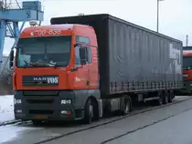 Niederl�ndische MAN-Sattelzug vom Unternehmen Harry Vos,am 20.Januar 2013,im F�hrhafen Sassnitz-Mukran.