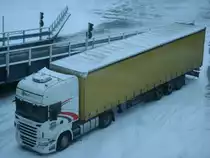 Unterhalb der Fussg�ngerbr�cke in Mukran stand Dieser SCANIA-Sattelzug am 20.Januar 2013.