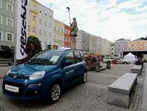 FIAT PANDA wurde vor dem Dietmarbrunnen in Ried platziert; 120721